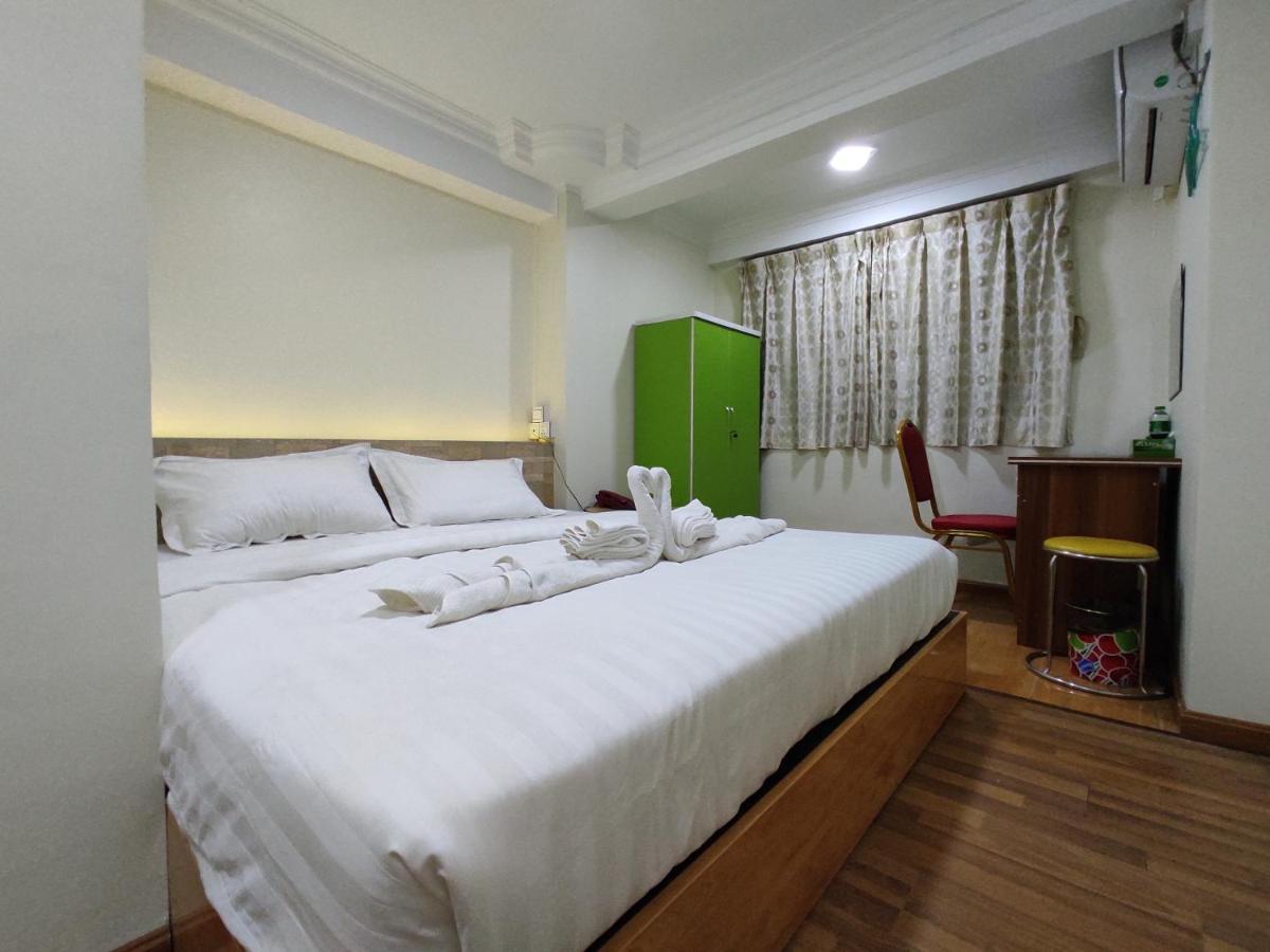 November Hostel Yangon Extérieur photo