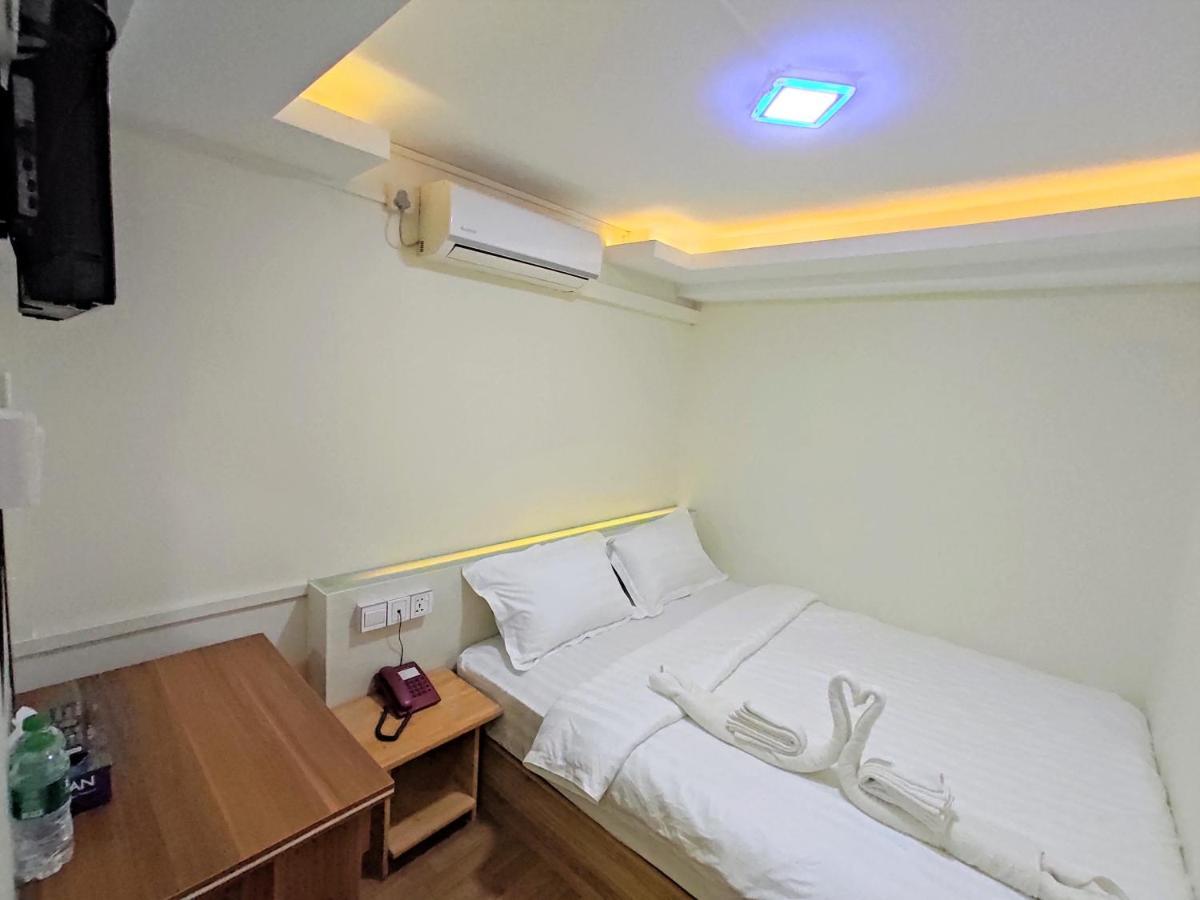 November Hostel Yangon Extérieur photo
