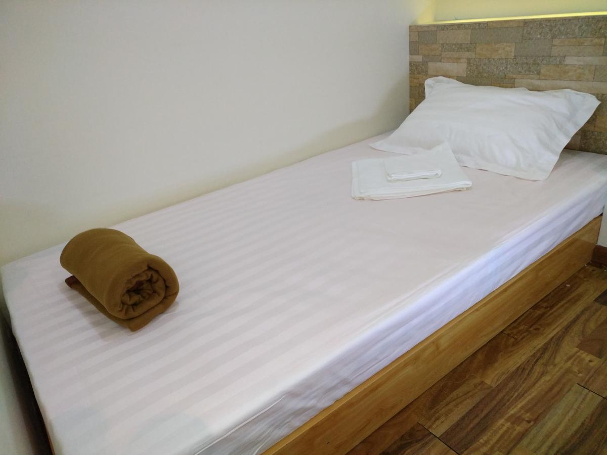 November Hostel Yangon Extérieur photo