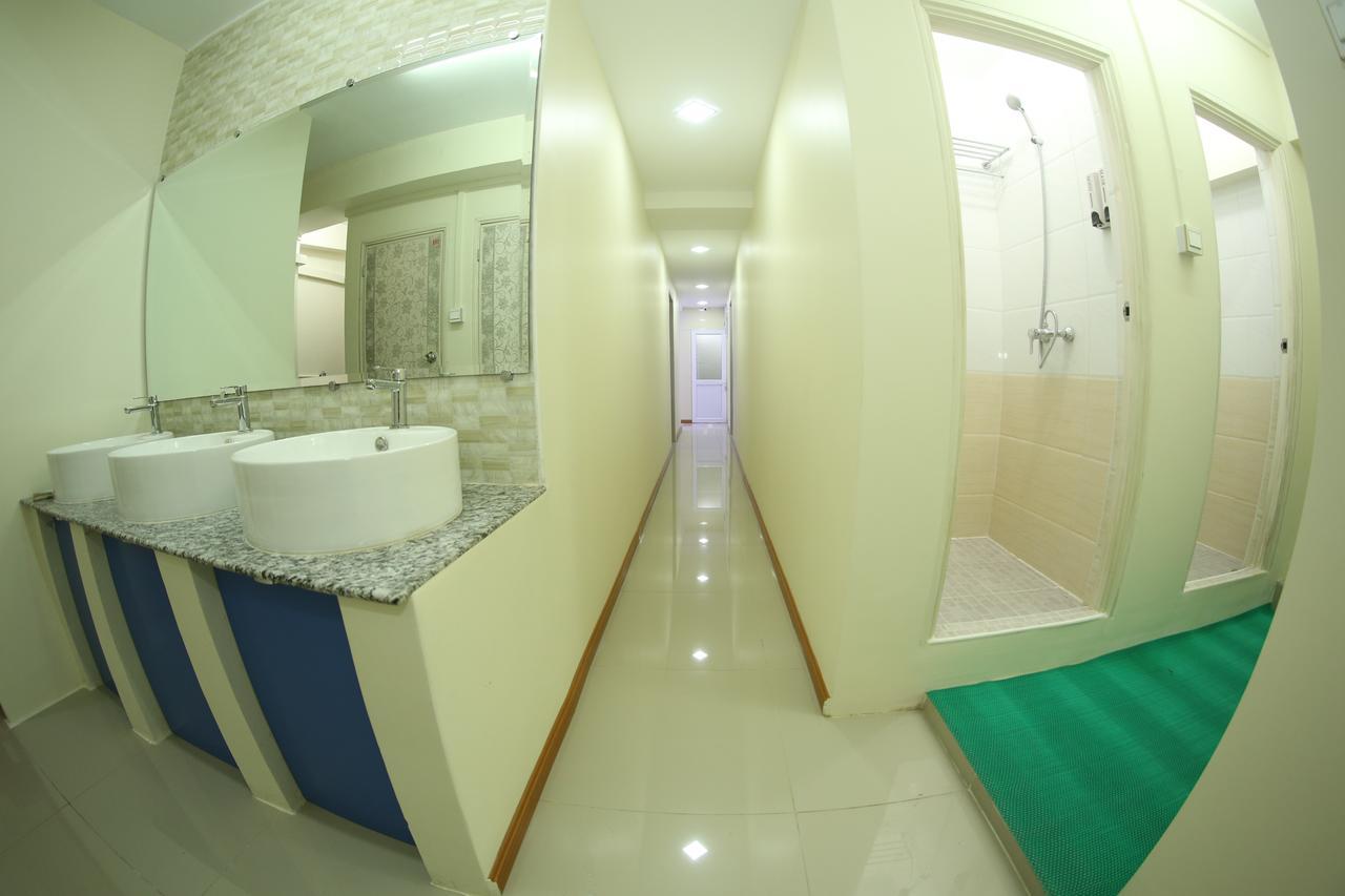 November Hostel Yangon Extérieur photo